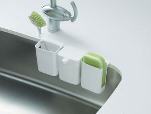 cleaning-service-using-sponge-holder